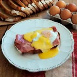 Huevos Fritos o Escalfados con Jamón de Cerdo